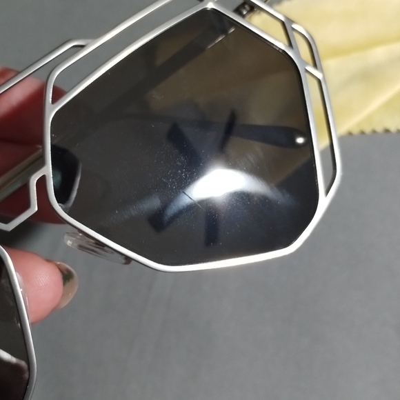 Mirrored Sunglasses - Picture 5 of 9